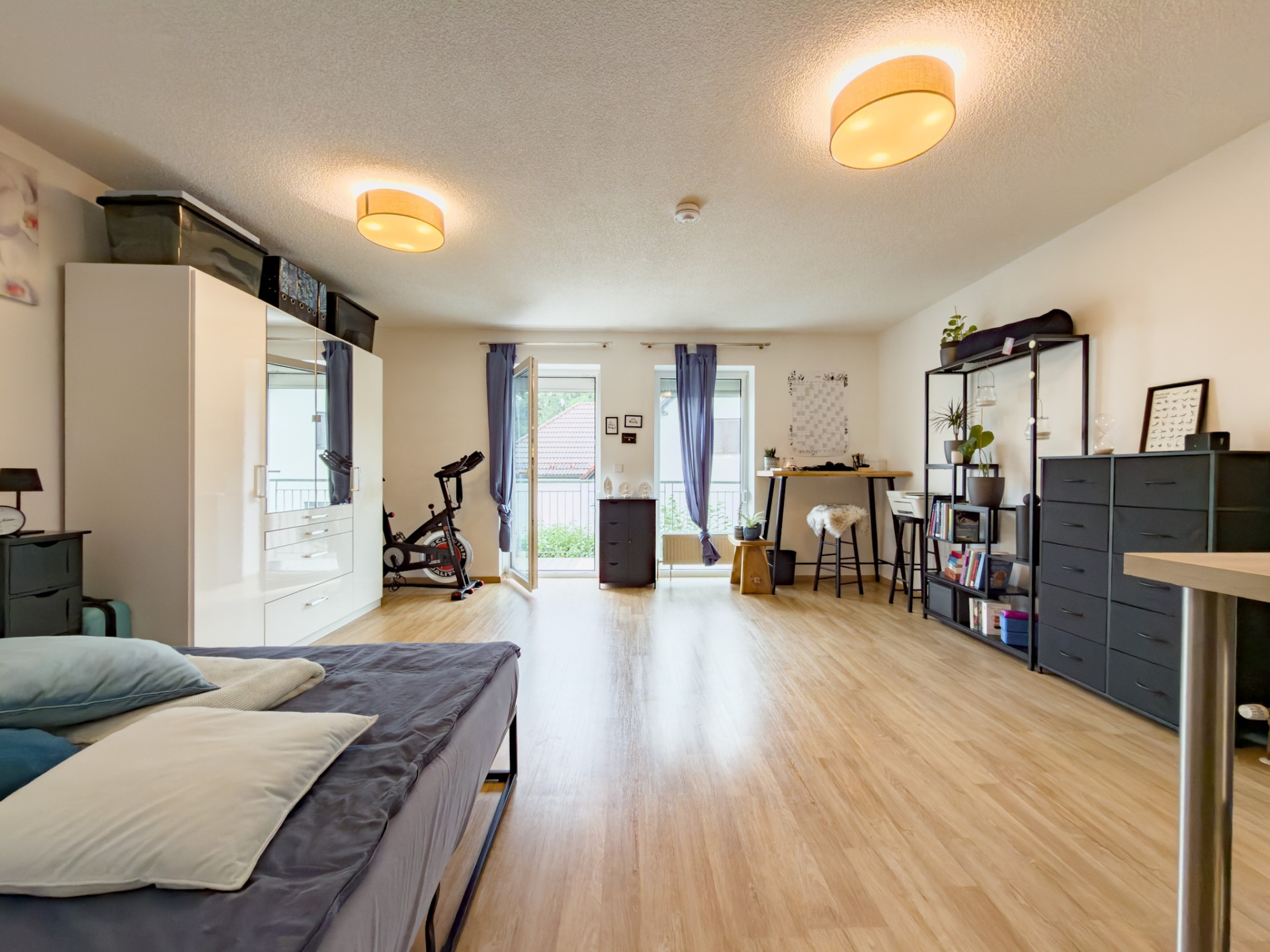 Wohn- und Schlafzimmer
