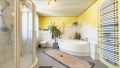 Badezimmer im OG - mit KI aufgeräumt