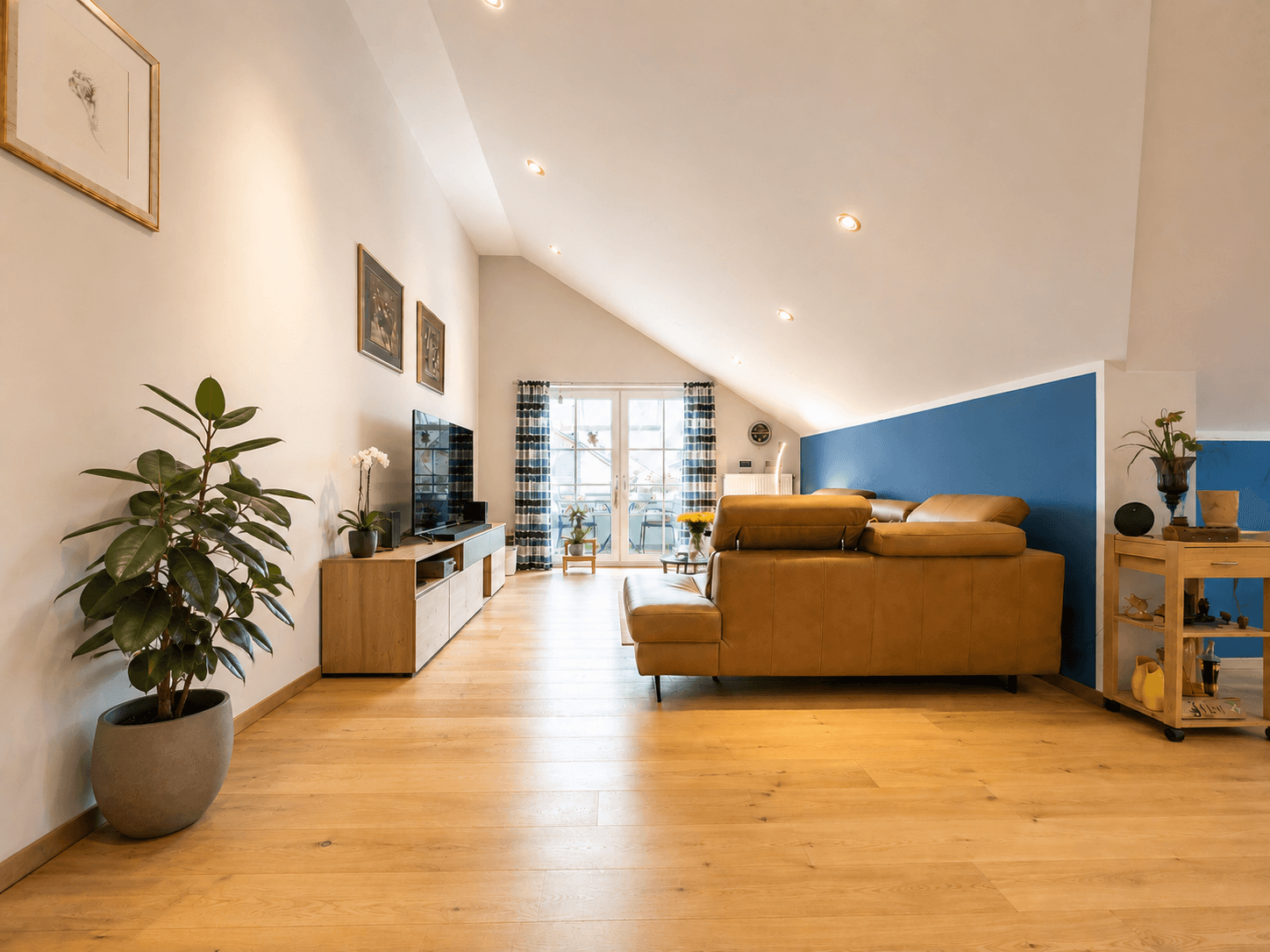 Wohnzimmer | Zugang zum Südbalkon