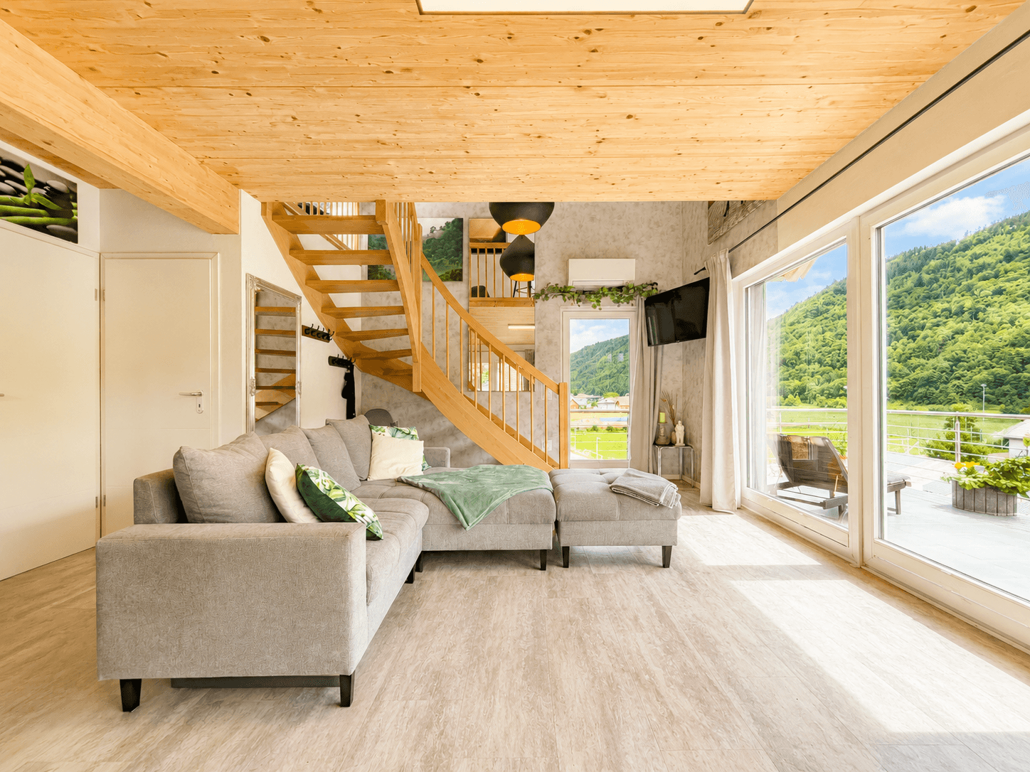 Wohnzimmer | Zugang zur Galerie