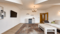 großzügiges Wohnzimmer