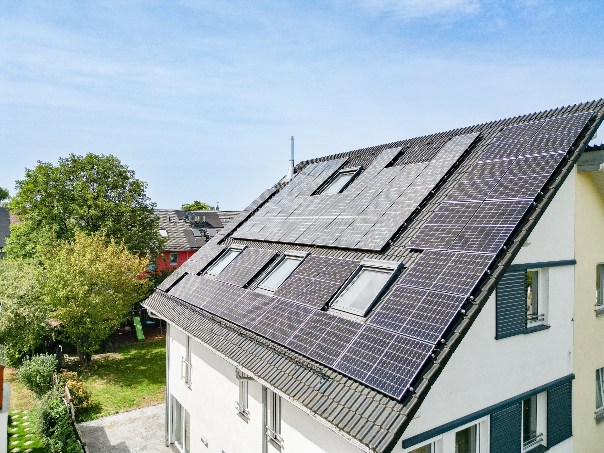 Außenansicht mit PV-Anlage