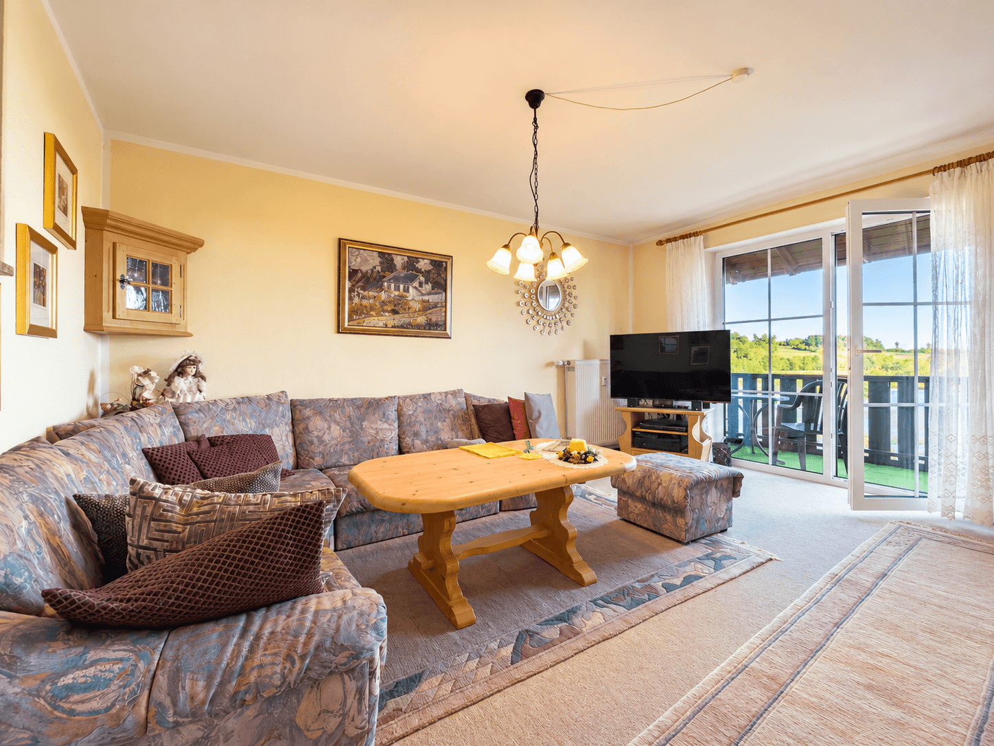 Wohnzimmer mit Balkon