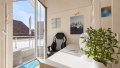 Helles Homeoffice mit Balkonblick