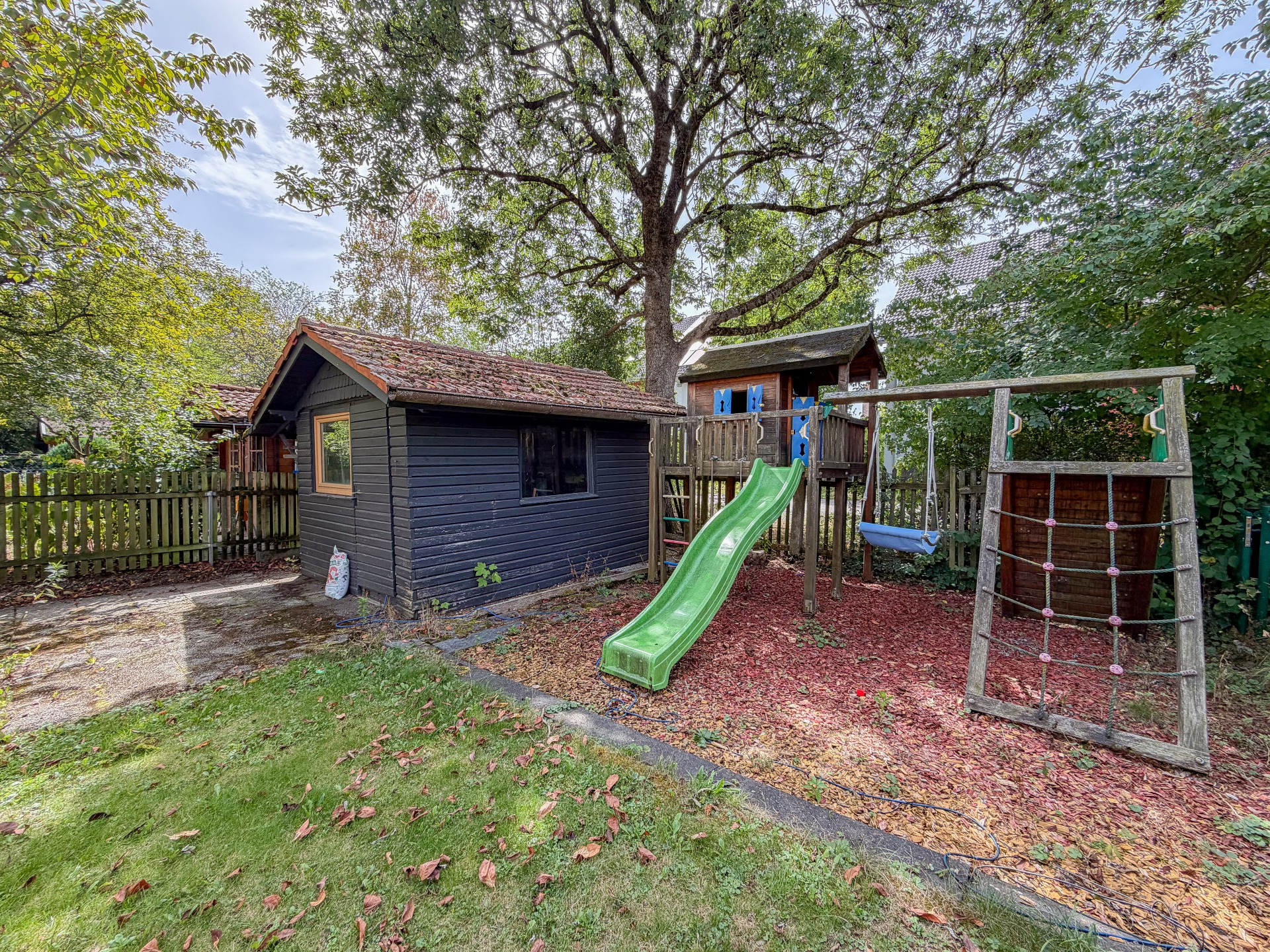 Garten mit Spielplatz