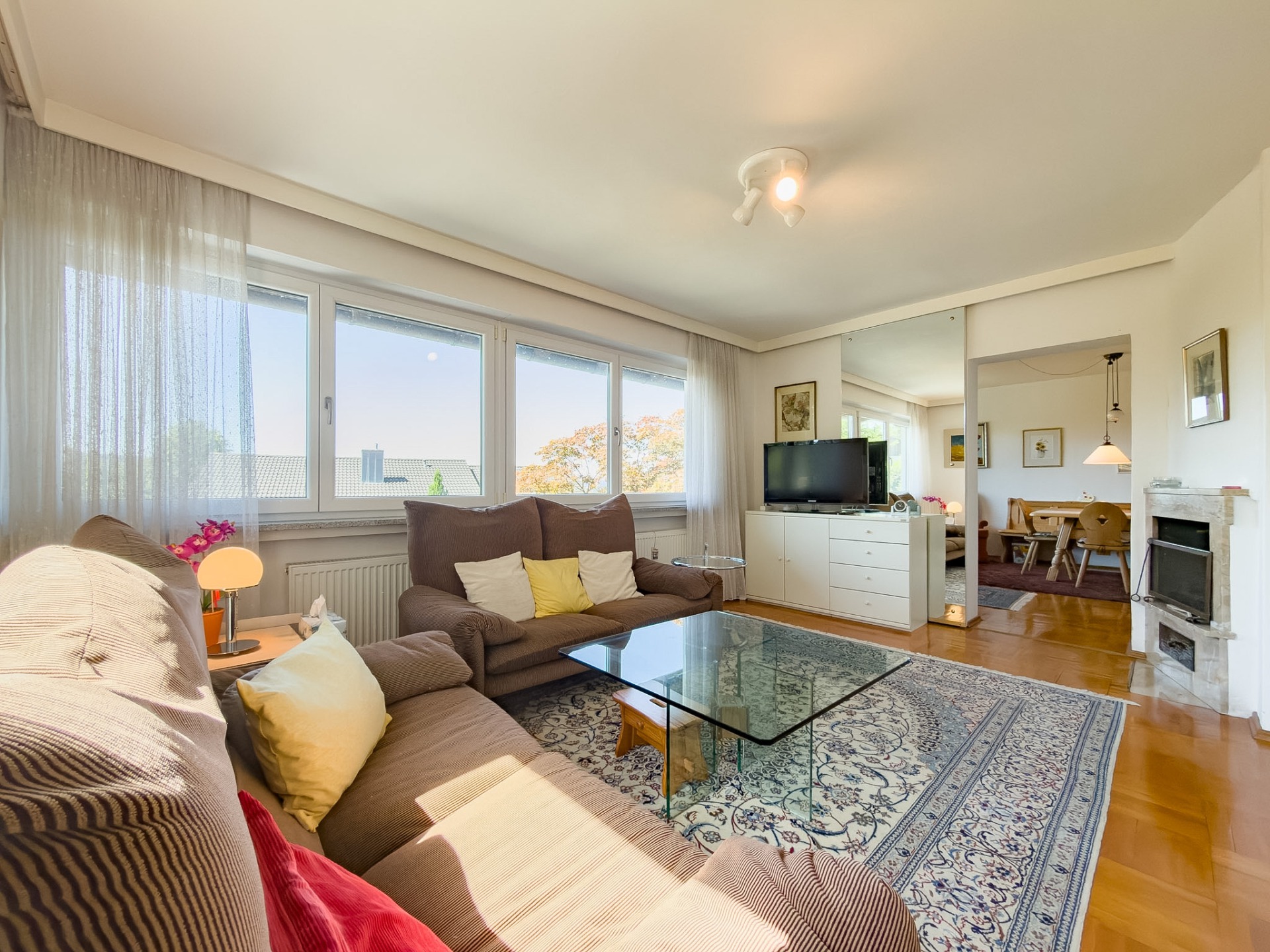 Wohnzimmer mit Durchgang ins Esszimmer