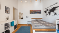 Skandinavisches Schlafzimmer mit verschwommener Fotocollage